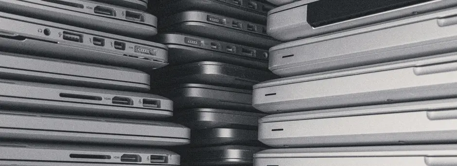 Pilhas de notebooks usados empilhados lado a lado