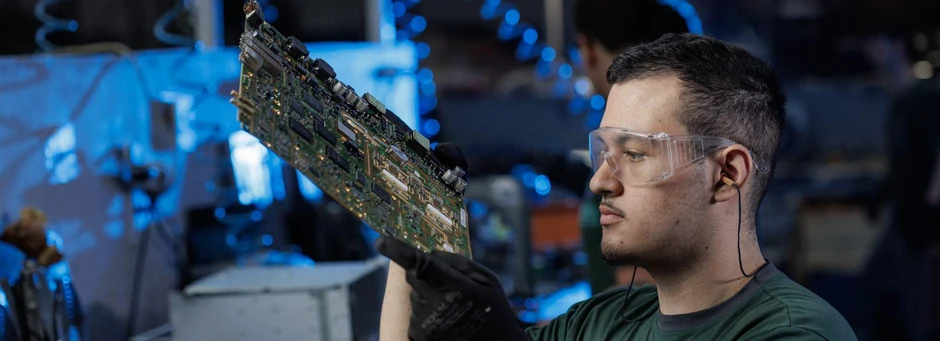 Técnico examinando placa de computador antes do descarte