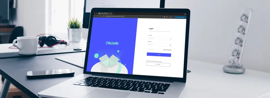 Notebook aberto na tela de login da Plataforma Circulare sobre uma mesa de escritório