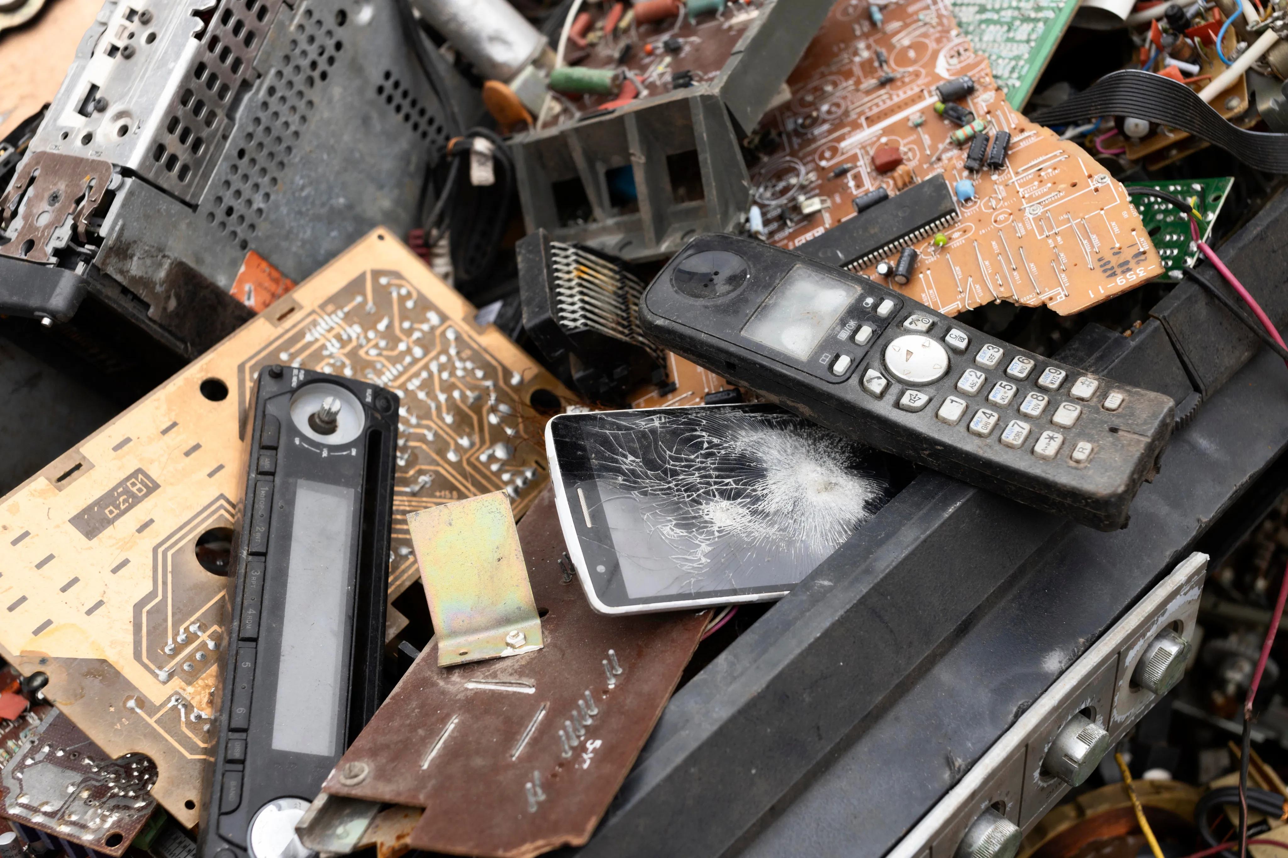 Resíduos eletrônicos misturados: placas, telefones e controles remotos