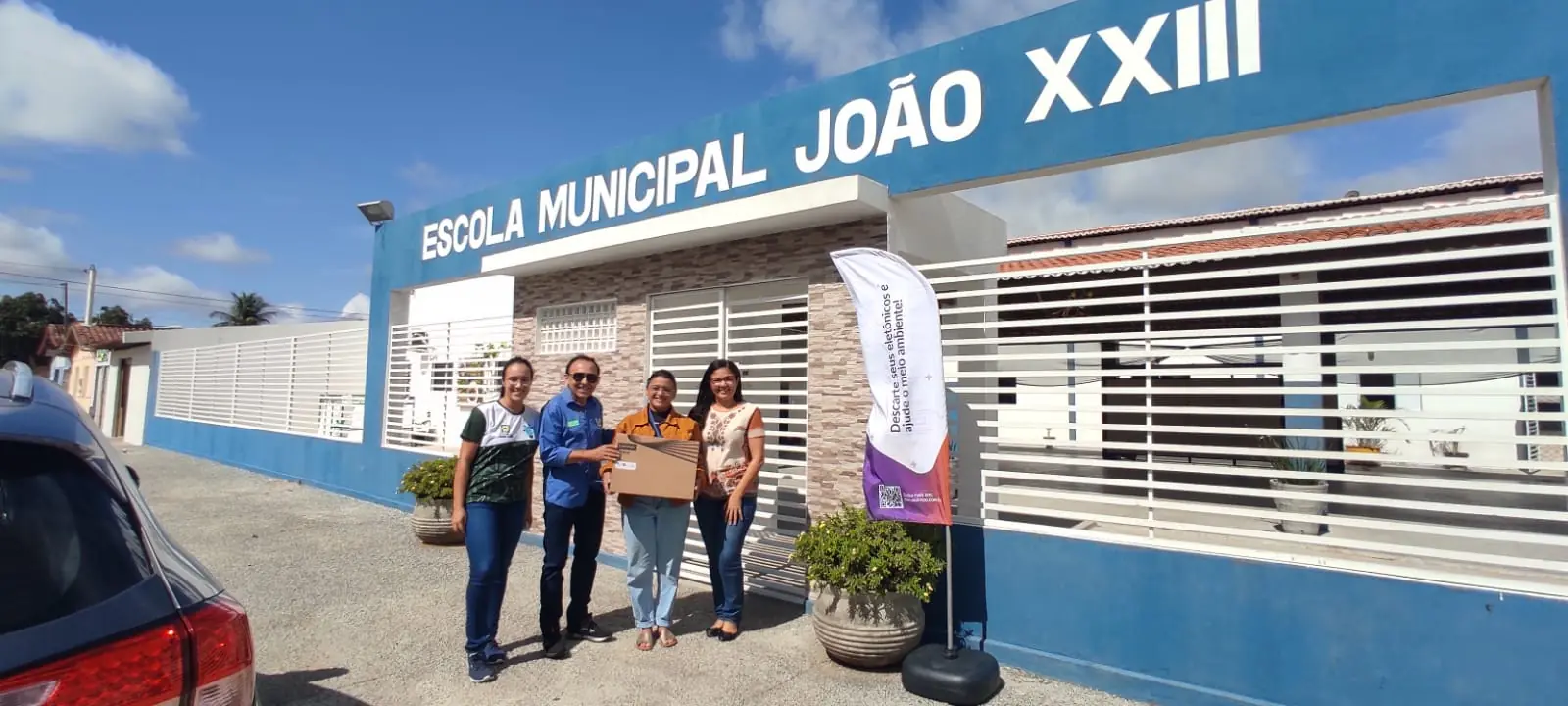 Equipe em ação de arrecadação de resíduos em uma escola