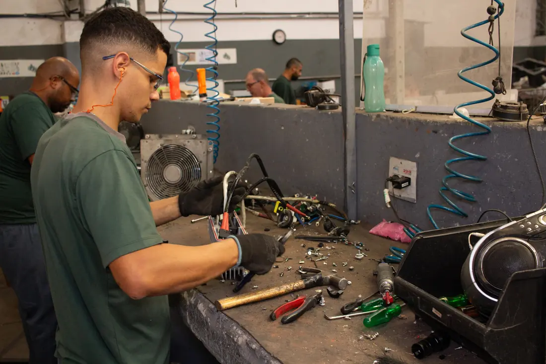 Técnico desmontando eletrônicos em uma bancada