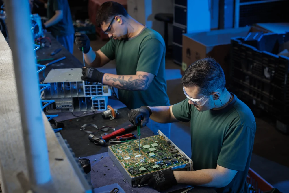 Técnico manuseando uma placa eletrônica