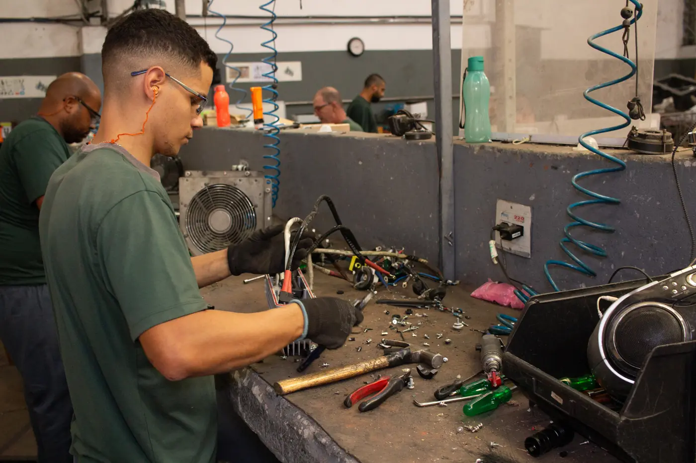 Técnico desmontando eletrônicos em uma bancada