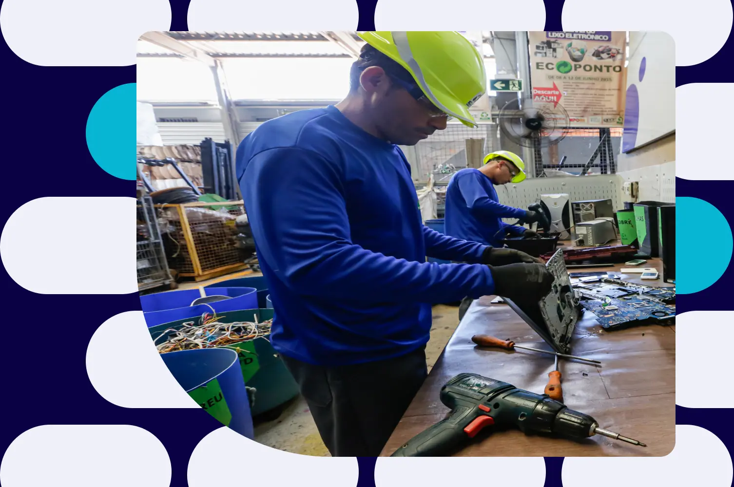 Reciclador manuseando placas eletrônicas