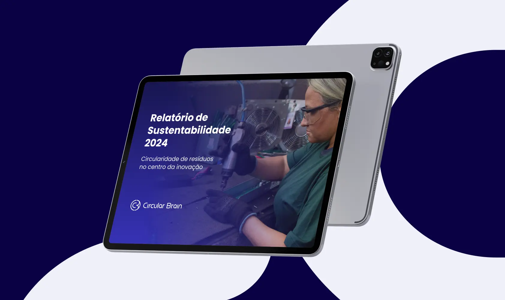 Relatório de sustentabilidade aberto em um tablet