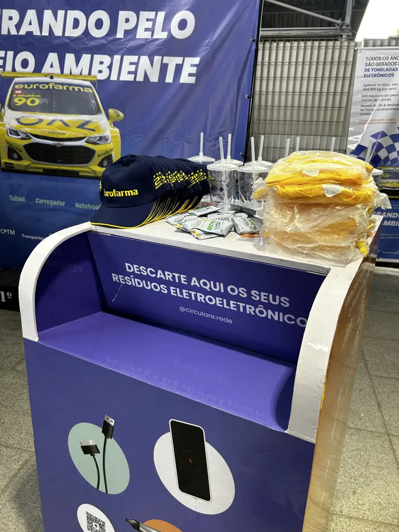 Estande de campanha de descarte de eletrônicos