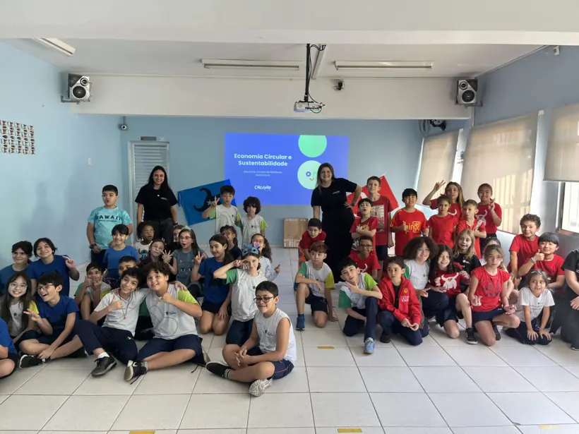 Turma de alunos em atividade de educação ambiental