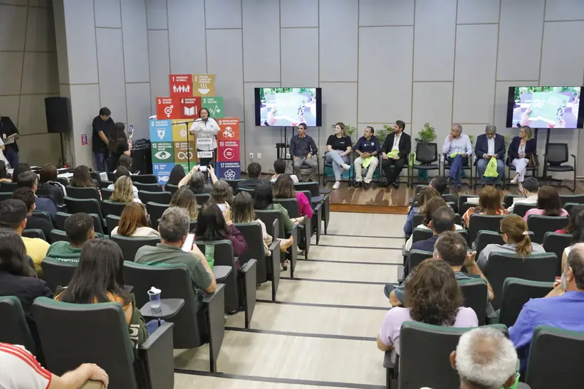 Plateia em evento com órgãos públicos